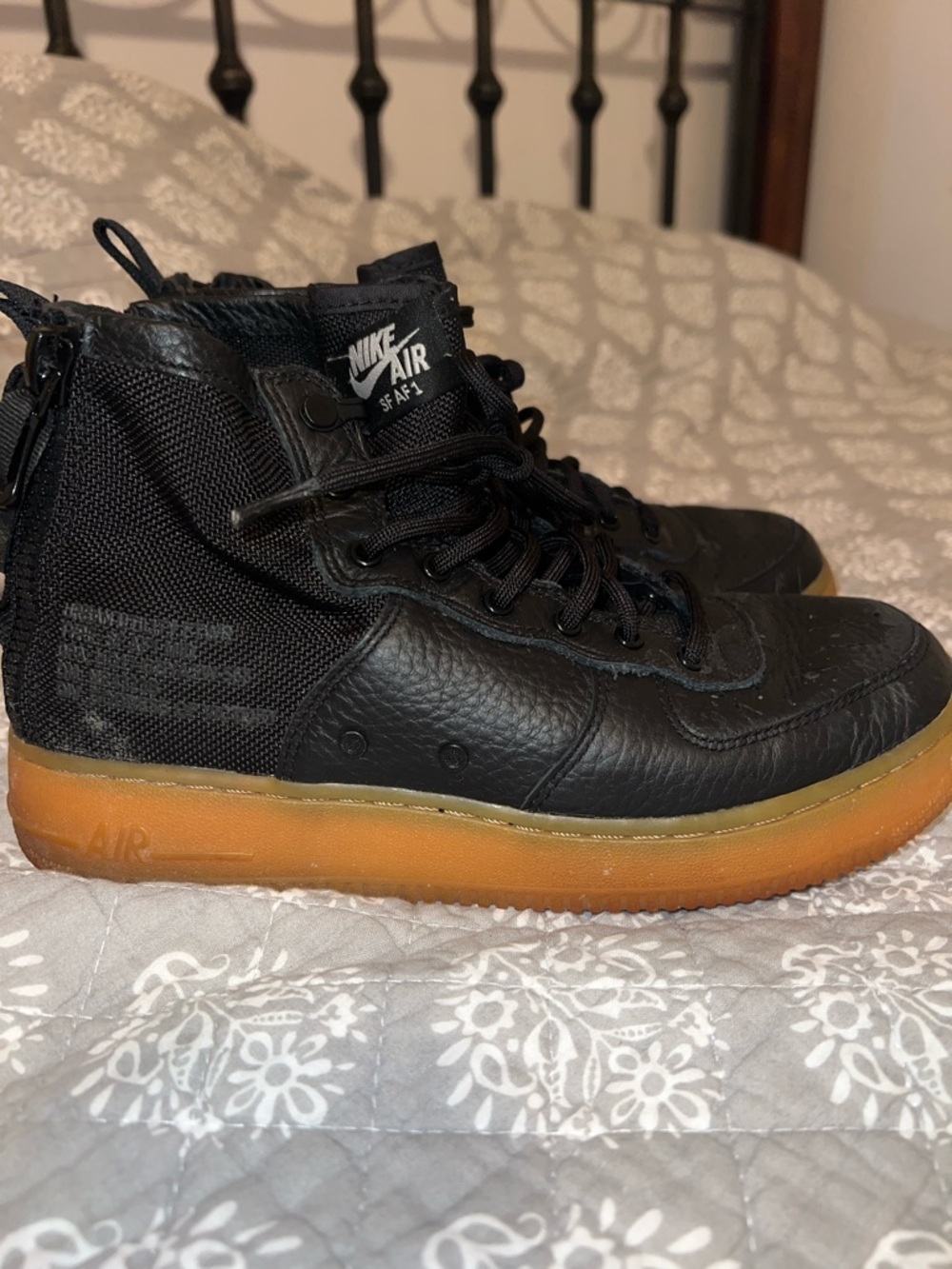 Nike Air Force 1 SF AF1 Mid Sz High-Top Sneakers in Black with Gum Sole